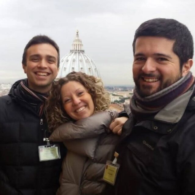 Vi presentiamo il Trio Böhm, protagonista del concerto di questa domenica, dedicato a don Sandro Amatori nel 90° anniversario della nascita.Il Trio Böhm (Michela Berti flauto; Claudio Cavallaro, clarinetto; Daniele Veroli, corno di bassetto) nasce nel 2004 con l’intento di presentare il repertorio cameristico in una veste del tutto nuova. L’unione del timbro brillante ed omogeneo del flauto con quello dolce ed eterogeneo del clarinetto e con quello scuro e caldo del corno di bassetto crea un amalgama sonoro di grande effetto, che ben si adatta ad ogni epoca e stile e che rappresenta una novità assoluta nel panorama degli ensemble cameristici classici.Il nome del Trio è un omaggio a Theobald Böhm, che nel 1846 definì scientificamente l’esatta divisione del tubo del flauto ai fini dell’intonazione, applicando allo strumento un congegno di chiavi e di anelli di grande praticità per l’esecutore, impiegato in seguito per altri strumenti a fiato, quali il clarinetto e il corno di bassetto.L’esordio avviene nel 2004 presso Palazzo Mancini in Via del Corso. Nello stesso anno i tre musicisti vengono insigniti del "Premio Europeo Tindari Terzomillennio" per meriti artistici.Nei lunghi anni di attività il Trio Böhm si è esibito in prestigiose sedi quali la Basilica di Santa Maria in Via Lata, il Teatro Greco e il Teatro di Marcello a Roma e ha collaborato con il Banco di Sicilia, le Associazioni Culturali Il Tempietto, Eufonia e Collianiene Tribune di Roma, l’Associazione Anxur Musica di Terracina e con l’UPTER di Roma in occasione della presentazione del film-documentario "Haendel in Rom" di Olaf Brühl presso Palazzo Englefield.In occasione del primo lustro di attività concertistica, il M° Alessio Elia ha dedicato al Trio Böhm la composizione "L’Ora Azzurra", eseguita in prima assoluta nel febbraio 2010 ad Oslo (Norvegia), dove il Trio ha tenuto un concerto su invito dell’Accademia Musicale Norvegese. (segue nei commenti)