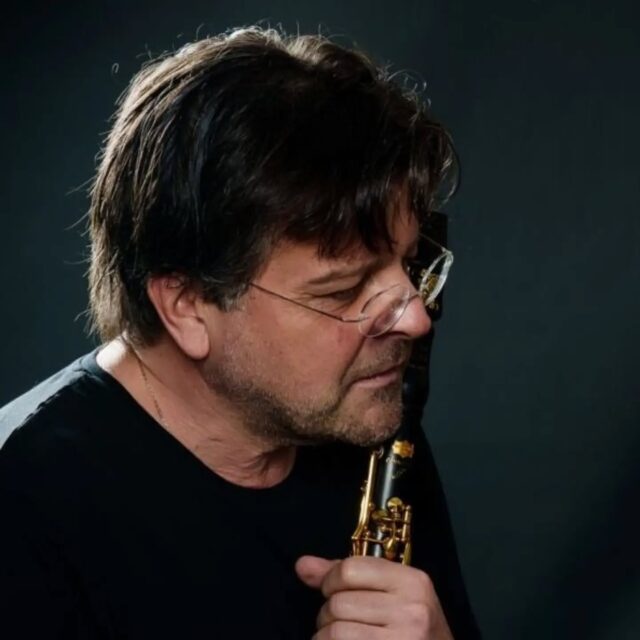 Vi presentiamo i protagonisti del concerto di questo sabato (ore 18.30, UnAR in via Ulisse Aldrovandi, 16 - ingresso con offerta).Borislav Yotzov (Sofia, Bulgaria), è Professore associato all’Accademia Nazionale di Musica “Pancho Vladigerov” e docente alla Scuola Nazionale di Musica “Lyubomir Pipkov” di Sofia. Oltre all’intensa attività come solista con le orchestre sinfoniche bulgare, la sua attività concertistica lo ha portato ad esibirsi in Europa, America, Giappone e Nuova Zelanda. Nel 2004 è stato eletto Musicista dell’anno dalla Radio Nazionale Bulgara e nel 2005 ha ricevuto la Lira di Cristallo dall’Unione dei Musicisti e dei Danzatori Bulgari come Strumentista dell’anno. Fondatore del Studio5 Music Club e rappresentante per la Bulgaria all’International Clarinet Association, esercita anche l’attività di direttore d’orchestra ed è direttore artistico e direttore della New Symphony Orchestra.Bass-C Quartet è un ensemble di clarinetti bassi formato da Daniela Fiorentino, Alessandro Monitillo, Nicola Puntillo e Andrea Francesco Zecchillo, nato con l’obiettivo di valorizzare le straordinarie potenzialità espressive di questo strumento attraverso un repertorio che spazia da Bach e Prokofiev fino alla musica contemporanea e al jazz sinfonico di Gershwin. Il quartetto affianca all’attività concertistica una costante produzione di contenuti per Instagram, YouTube e TikTok, realizzati con particolare attenzione alla qualità e alla fedeltà sonora, per offrire un’esperienza d’ascolto autentica anche sulle piattaforme digitali. Nel corso degli anni ha collaborato con importanti clarinettisti, tra cui Paquito D’Rivera, Gabriele Mirabassi, Michele Naglieri e Rocco Parisi, e utilizza le ZAC Ligature, che contribuiscono a creare un suono omogeneo e un perfetto amalgama timbrico tra i quattro strumenti. Tradizione, innovazione e ricerca sonora si fondono così in una proposta musicale originale, coinvolgente e ricca di sfumature.