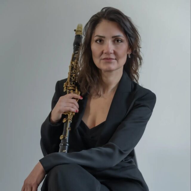 Questa settimana doppio concerto qui ad Eufonia! 😍 Vi presentiamo i protagonisti del concerto di domenica all'UnAR di via Ulisse Aldrovandi, 16 per la rassegna @clarinitaly.Valeria Serangeli dal 2002 è Primo Clarinetto dell’Orchestra del Teatro “Carlo Felice” di Genova e collabora con le più importanti orchestre italiane, venendo diretta da alcune tra le bacchette più prestigiose (Gardiner, Maazel, Masur, Muti, Renzetti…). Ha al suo attivo anche concerti da solista insieme all’Orchestra del Teatro Comunale di Vicenza e all’Orchestra del Teatro “Carlo Felice” di Genova. Tiene masterclass e corsi di perfezionamento presso prestigiose istituzioni musicali ed è ospite di importanti festival in Italia e nel mondo quali il "ClarinetFest", "ClarinItaly" e lo *European Clarinet Congress". È stata invitata nelle commissioni di concorsi e audizioni presso enti pubblici quali la Banda della Polizia di Stato, l’Arena di Verona, il Teatro Petruzzelli, la Fondazione “Arturo Toscanini” e il Teatro Massimo di Palermo. Suona clarinetti Ripa Music e accessori Pomarico Mouthpieces e Légère Reeds.Giacomo Petraccini inizia lo studio del Pianoforte sotto la guida di Angelo Aliberti e Massimo Spada. Studia inoltre Composizione con Claudio Perugini e Direzione d’orchestra con Simone Genuini. Presso il Conservatorio “Santa Cecilia” ha conseguito con lode il diploma in Pianoforte col M° Claudio Curti Gialdino e il diploma in Musica da Camera con lode e menzione d’onore col M° Roberto Galletto. Ha conseguito il diploma in Direzione d’orchestra presso il Conservatorio “Alfredo Casella” de L’Aquila col M° Marcello Bufalini. Ha partecipato a masterclass di Direzione d’orchestra tenute da Fabrizio Ventura, Donato Renzetti e Daniele Agiman, e di Pianoforte e Musica da Camera con Uto Ughi, Massimo Spada, Roberto Galletto, Liliana Bernardi, Frank Braley, Lewis Kaplan e il Seraphim Trio. Ha vinto numerosi premi in concorsi pianistici e cameristici e si è esibito in prestigiosi festival in Italia e all'estero. Nel 2026 ha pubblicato il CD “Philipp Scharwenka: Sonatas for Violin & Piano Nos. 1 & 2” per la Da Vinci Classics, insieme alla violinista Vittoria Vignaroli.