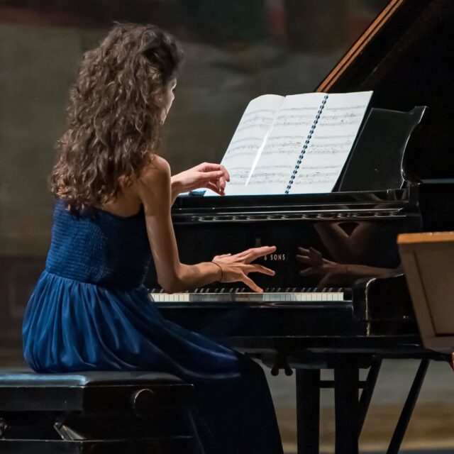 "Voci in dialogo", il concerto del duo Del Papa/Salemme, avrà luogo questa domenica con musiche di Bach, Chopin, Paganini e Schumann! Vi presentiamo la pianista Flavia Salemme.Flavia Salemme è una pianista italiana attiva sia come solista sia nell’ambito della musica da camera. Si è esibita in Canada, Inghilterra, Norvegia, Svizzera, Paesi Bassi, Spagna, Polonia e Italia, ospite di importanti istituzioni e rassegne musicali, tra cui l’Unione Musicale di Torino, McGill University di Montreal, la Shigeru Kawai hall di Madrid, il Festival "Suoni Riflessi", l’Accademia dei Cameristi, l’Accademia di Musica di Pinerolo, la Fabbrica del Vapore di Milano, l’Accademia Filarmonica Romana, "Perugia Classica" e gli Amici della Musica di Palermo. Ha vinto diversi concorsi internazionali sia da solita che in formazione di piano trio. Nel giugno 2021 sono stati pubblicati, dall’editore olandese Matching Arts Edition, i suoi undici pezzi per pianoforte "Racconti brevi", brani didattici pensati per avvicinare gli studenti di ogni livello alla musica contemporanea e alle differenze stilistiche tra i diversi e più influenti sottogeneri che la caratterizzano. Nel febbraio 2022 ha tenuto, presso l’Accademia del Teatro alla Scala di Milano, il seminario "Il linguaggio della Nuova Musica", nell’ambito del quale ha eseguito la prima assoluta della sua composizione "Forme per piano and ballerinæ". Ha studiato pianoforte sotto la guida di Leonid Margarius e composizione con Raffaele Salemme. Ha conseguito il Master in Musica da Camera sotto la guida del Trio di Parma e il Master in Piano Performance presso la HKU di Utrecht, nei Paesi Bassi. Si è perfezionata nel repertorio pianistico contemporaneo sotto la guida di Emanuele Arciuli. È attualmente dottoranda in Artistic Research for the Critical Reflection of Musical Performance and the Creative Process presso il Conservatorio “Santa Cecilia” di Roma e il Politecnico delle Arti di Bergamo. È pianista e fondatrice dell’Ensemble Kinari, formazione cameristica dedicata alla ricerca e alla performance, con la quale ha inciso una selezione di opere da camera del compositore Eliodoro Sollima per Brilliant Classics. (segue nei commenti...)