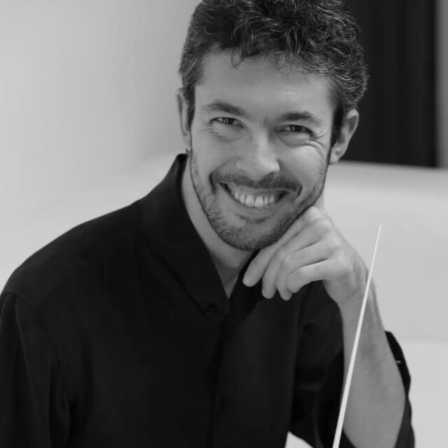 "Per Andrea" è il titolo del concerto di questa domenica, che intendiamo dedicare al nostro Andrea Ceraso. In suo nome nasce nuova musica e abbiamo la presunzione di pensare che ne sia felice. Ecco chi era Andrea...Andrea Ceraso è nato a Roma il 28 luglio 1981. Si diploma a pieni voti in Pianoforte e in Direzione d’Orchestra sotto la guida dei Maestri Fausto Di Cesare, Francesco Martucci e Bruno Aprea presso il Conservatorio “Santa Cecilia” in Roma. Prosegue la sua formazione nella Scuola sperimentale di Composizione del medesimo Conservatorio con il M° Antonio Scarlato e, nel 2011, consegue il Diploma di biennio specialistico in Direzione d’Orchestra sotto la guida del M° Dario Lucantoni. Segue i Corsi di Alta Formazione in Direzione d’Orchestra per il repertorio operistico italiano, organizzati dall’Associazione Gioacchino Rossini e tenuti dal M° Nicola Samale, e il corso di Direzione e Concertazione di Strumenti a Fiato con la Banda della Polizia Municipale di Roma, sotto la guida del M° Giovanni Maria Narduzzi. Tra gli altri, si perfeziona con i Maestri Piero Bellugi e Marco Angius, lavorando a fianco di quest’ultimo come assistente presso l’Auditorium Parco della Musica in Roma. Nel corso della sua carriera ha collaborato con numerosi ed importanti festival ed istituzioni musicali, quali l’Accademia Filarmonica Romana, l’Accademia di Santa Cecilia, il Festival "Nuova Consonanza", il Festival "Play It", l’"Emufest", il Festival "Euro Mediterraneo", il Premio "Via Vittoria", il Centro Sperimentale di Cinematografia, l’Associazione She Lives e l’Accademia d’Ungheria. È stato inoltre direttore della Roma Orquesta Tango e dell’Ensemble Miroirs, da lui fondato. Nel 2013 ha assunto la direzione musicale di Imago Sonora, ensemble in residence per la musica contemporanea presso l’Accademia Filarmonica Romana, da lui fondato insieme a Domenico Turi. In qualità di direttore d’orchestra ha stretto una collaborazione duratura con il Dipartimento di Composizione del Conservatorio “Santa Cecilia” e con il Concorso Internazionale di Composizione "Valentino Bucchi". Nella sua carriera ha diretto oltre settanta prime esecuzioni assolute. (continua nei commenti)