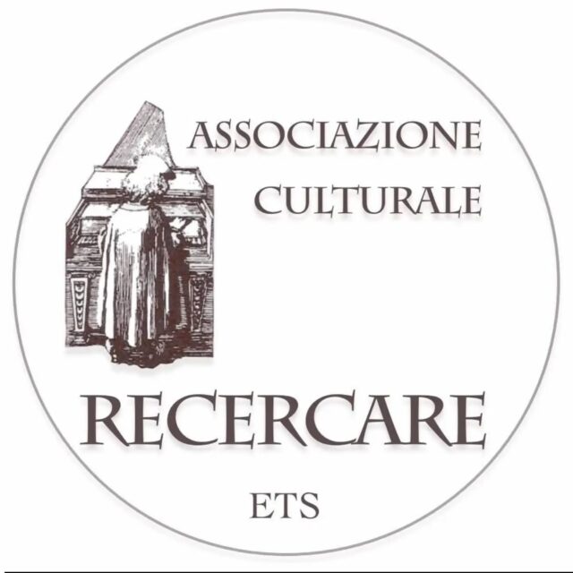 Vi presentiamo l'Associazione Culturale Recercare ETS, nostro partner nell'organizzazione del Premio di Roma "Andrea Ceraso". Vi aspettiamo questa domenica al concerto "Per Andrea".L’Associazione Culturale Recercare ETS è nata nel 1993 con l’obiettivo di creare un polo di consultazione storico e lessicografico sul professionismo musicale gravitante su Roma e Lazio dal 1400 ad oggi. Con la propria attività di ricerca l’associazione ha rappresentato da sempre un polo di riferimento per musicisti e studiosi che studiano le fonti musicali d’ambito romano. Tra i progetti portati avanti negli anni, degno di nota è il progetto Promus, incentrato sugli archivi storici romani, il quale offre la possibilità di fruire di un database accessibile online che può facilitare la riscoperta del patrimonio storico-musicale regionale inedito. Unitamente, e in coerenza con gli obiettivi istituzionali, l’associazione ha sempre portato avanti una propria attività editoriale, con il fine di incentivare la valorizzazione del patrimonio suddetto, e un’attività concertistica e formativa per educare un più vasto pubblico alla fruizione della musica di carattere colto.