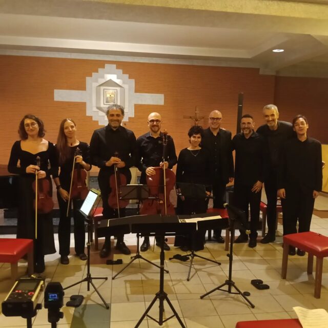 È stata una bellissima serata, quella di ieri, che ha visto convergere realtà musicali quali Eufonia, She Lives, Imago Sonora, ClarinItaly e Recercare in un unico, grande concerto: "Per Andrea". Ricordando il nostro amico Andrea Ceraso, abbiamo avuto modo di ascoltare nuova, eccellente musica, premiata nelle edizioni 2025 dei concorsi Andrea Ceraso e ClarinItaly. Ringraziamo di cuore l'ensemble Imago Sonora e il suo direttore, Massimo Munari, per la grande professionalità, e i compositori che sono stati protagonisti del concerto. Un particolare ringraziamento ad Andrew List dagli Stati Uniti e a @kang.wonseok.komp dalla Corea del Sud, che erano in sala.